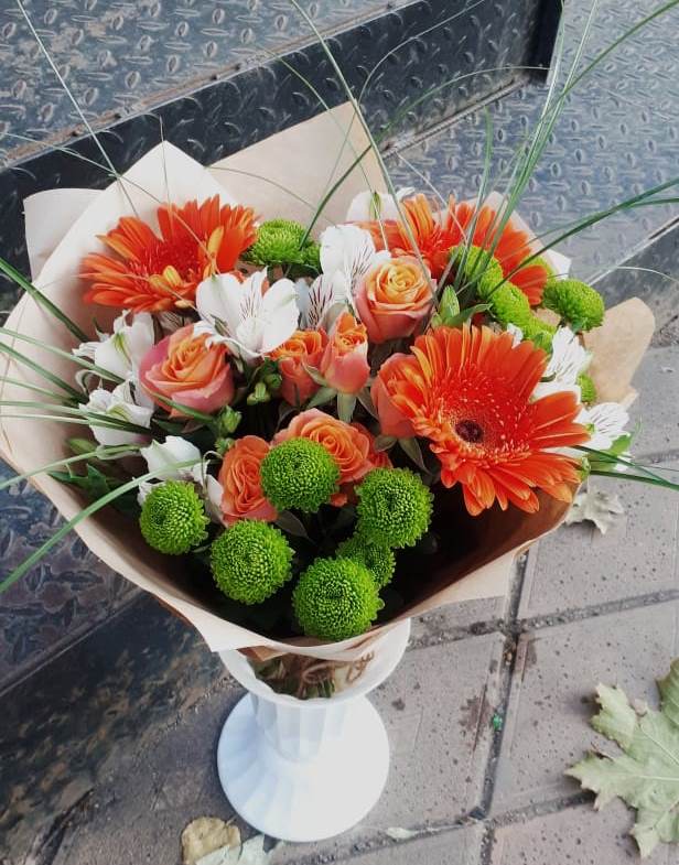 Букет цветов из: Герберы, Хризантемы, Альстромерии и Розы в Новой Игирме