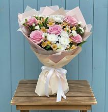 Букет цветов из:  Гвоздики, Орхидеи и Розы в Новой Игирме