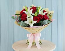 Букет цветов из:  Лилии и Розы в Новой Игирме