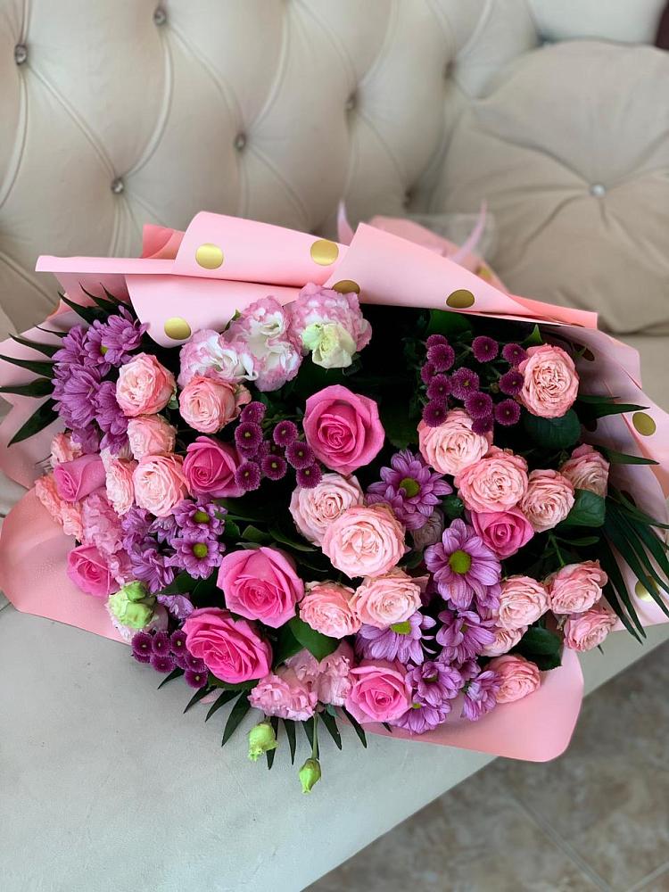 Букет цветов из: Хризантемы, Розы и Лизиантусы в Новой Игирме