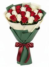 Букет Микс из красных и белых роз в Новой Игирме