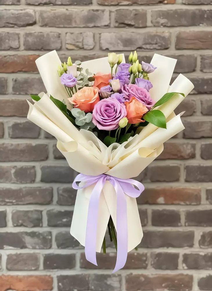 Букет цветов из: Лизиантусы и Розы в Новой Игирме