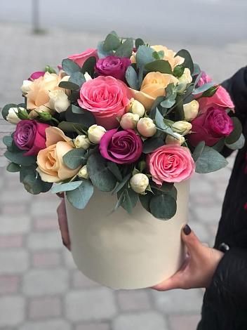 Цветочная композиция из Розы в шляпной коробке в Новой Игирме