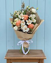 Букет цветов из:  Альстромерии, Лизиантусы, Розы и Хризантемы в Новой Игирме