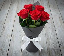 Букет 5 Красных роз Эдлесс Лав в Новой Игирме