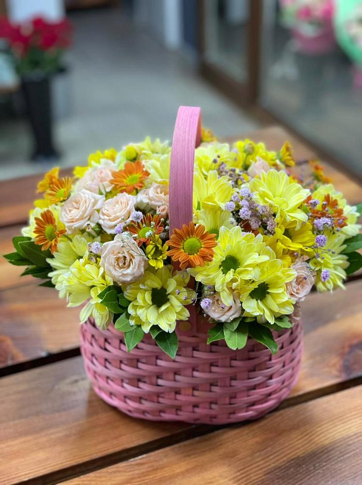 Цветочная композиция из Хризантемы и Розы в корзине в Новой Игирме