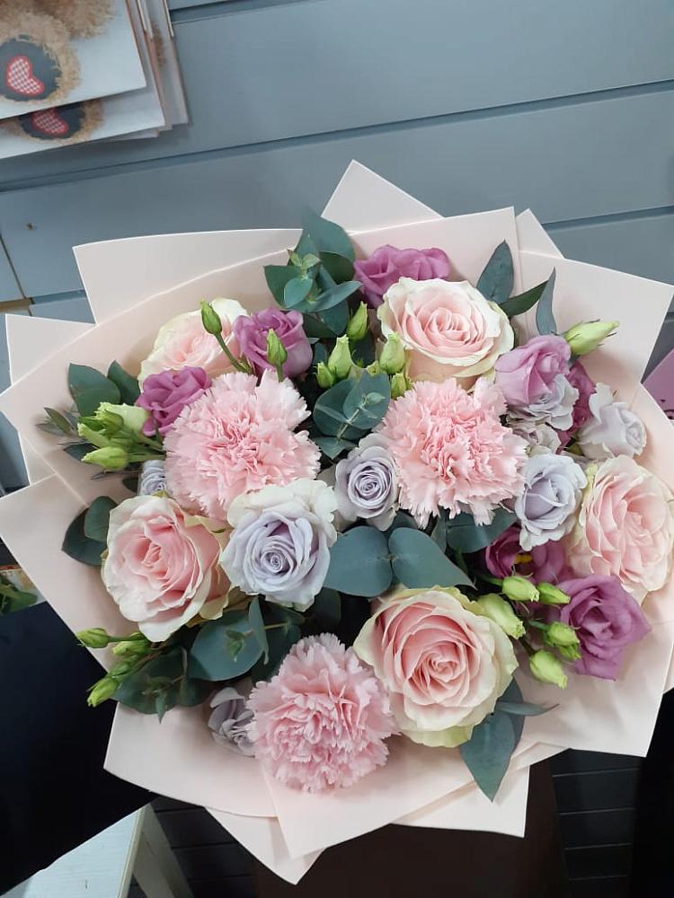 Букет цветов из: Розы, Гвоздики и Лизиантусы в Новой Игирме