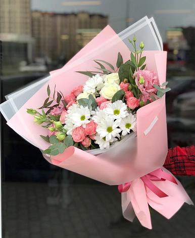 Букет цветов из: Розы, Лизиантусы и Хризантемы в Новой Игирме