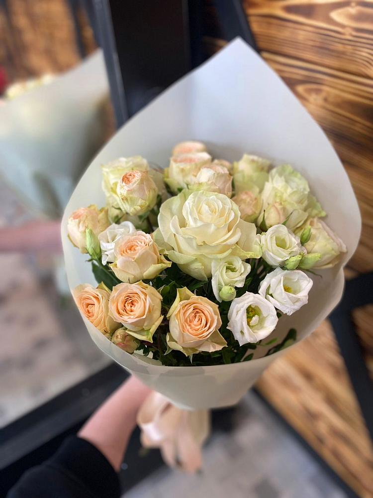 Букет цветов из: Розы и Лизиантусы в Новой Игирме